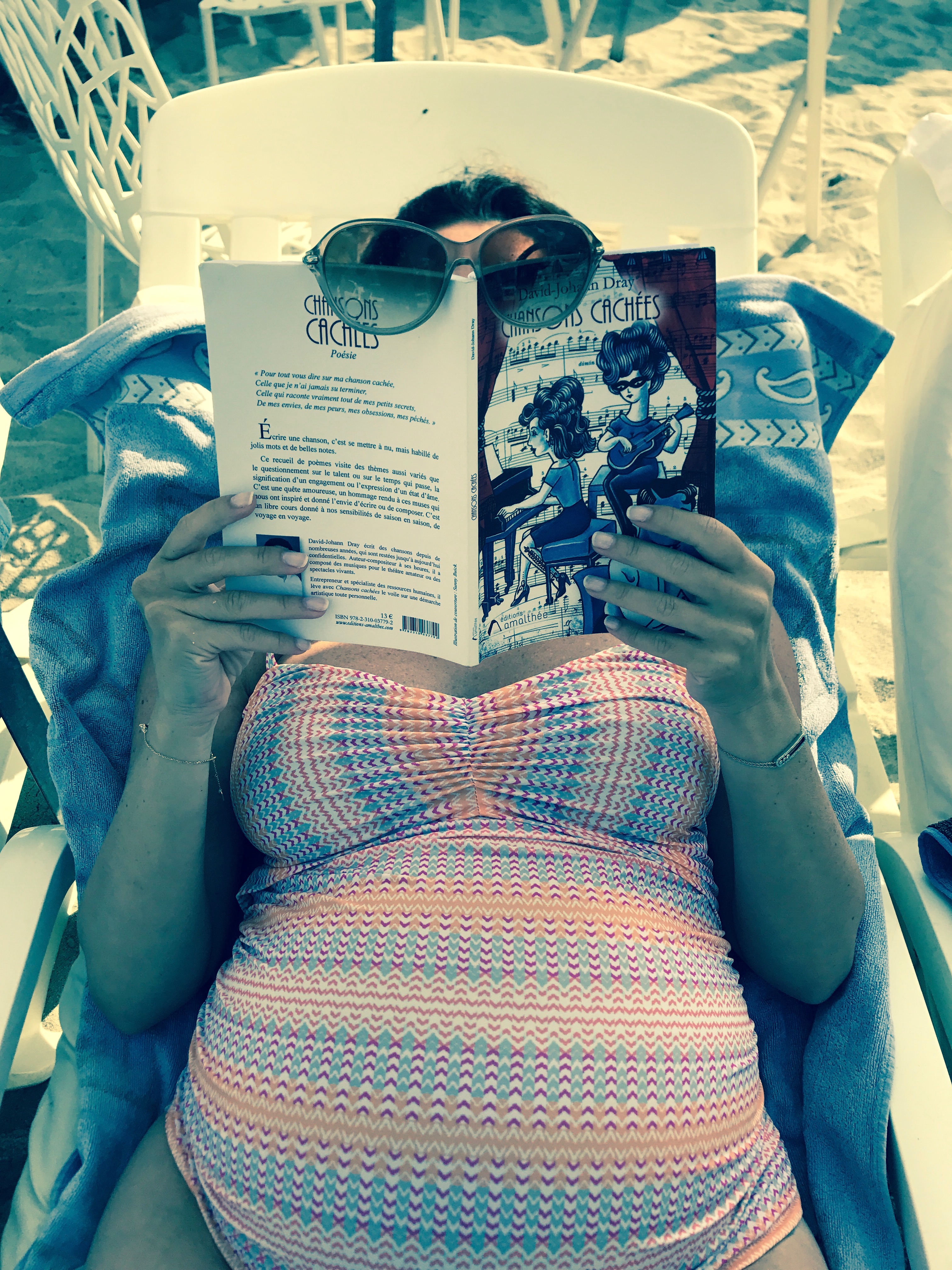 Cannes - Croisette, un nouveau petit lecteur bien au chaud dans le ventre de sa maman ...