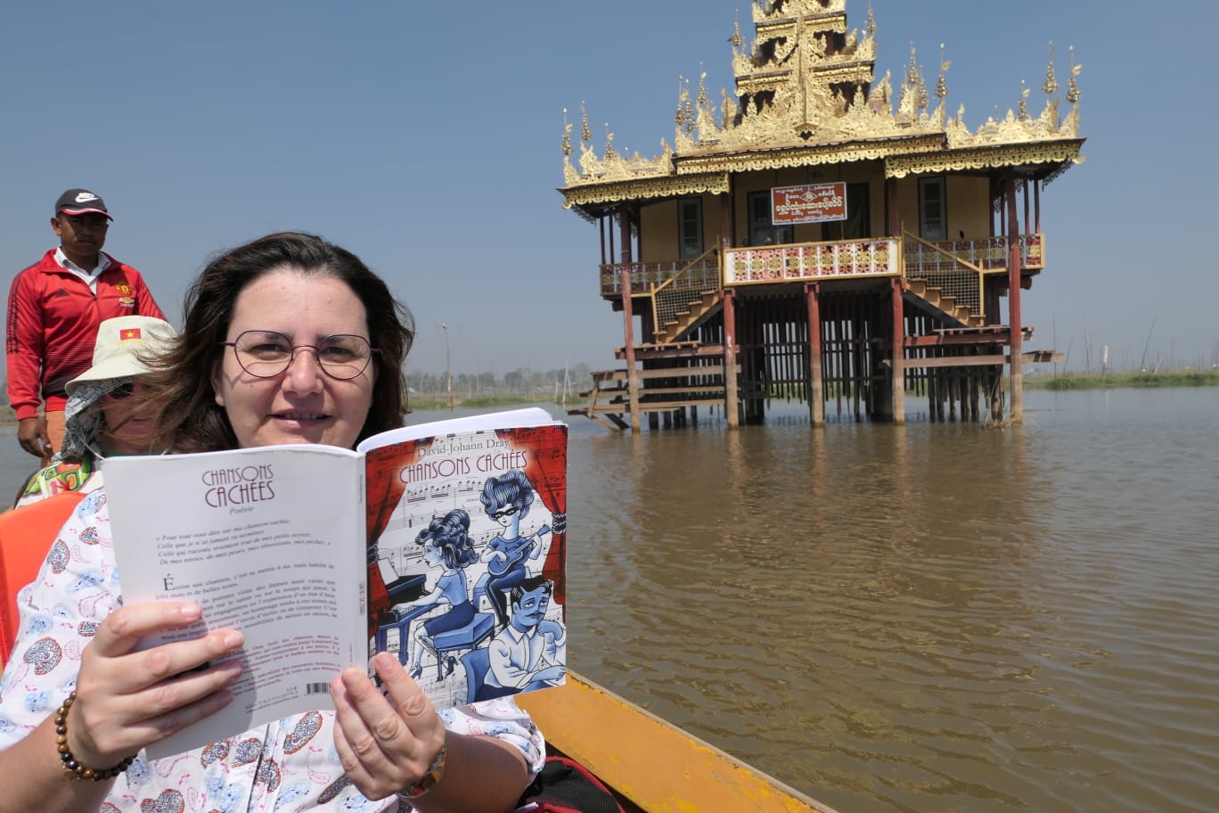 Lecture en pirogue en Birmanie...