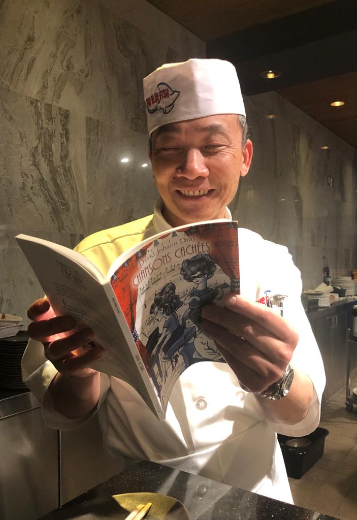 Chef Japonais en pleine lecture