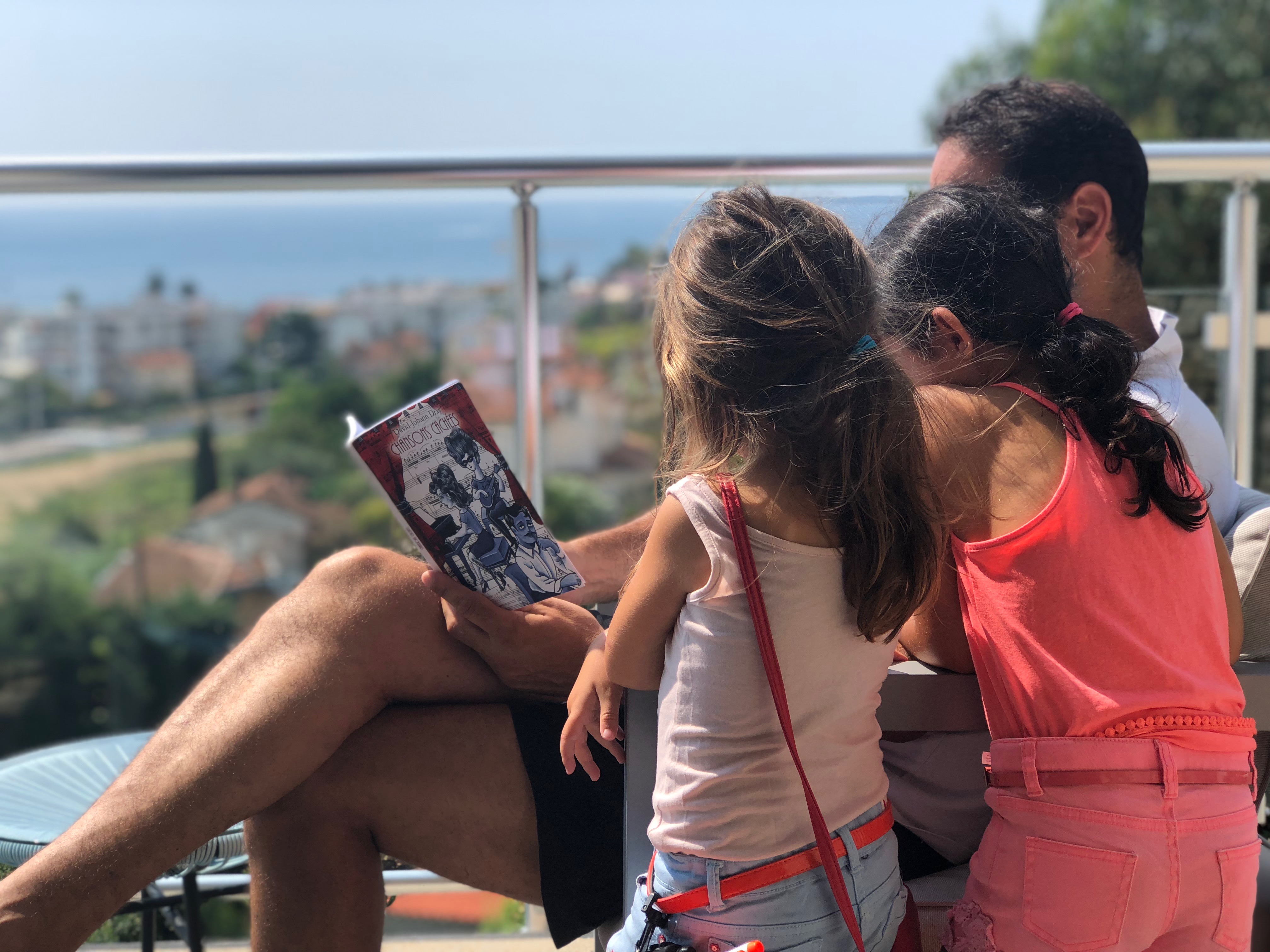 Quelque part sur la Côte d'Azur, un Papa lit de la poésie à ses filles ...