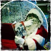 Le Père Noël en pleine lecture ...